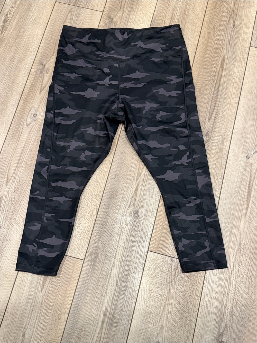 Athleta Capri Black Gray Camo Active Leggings